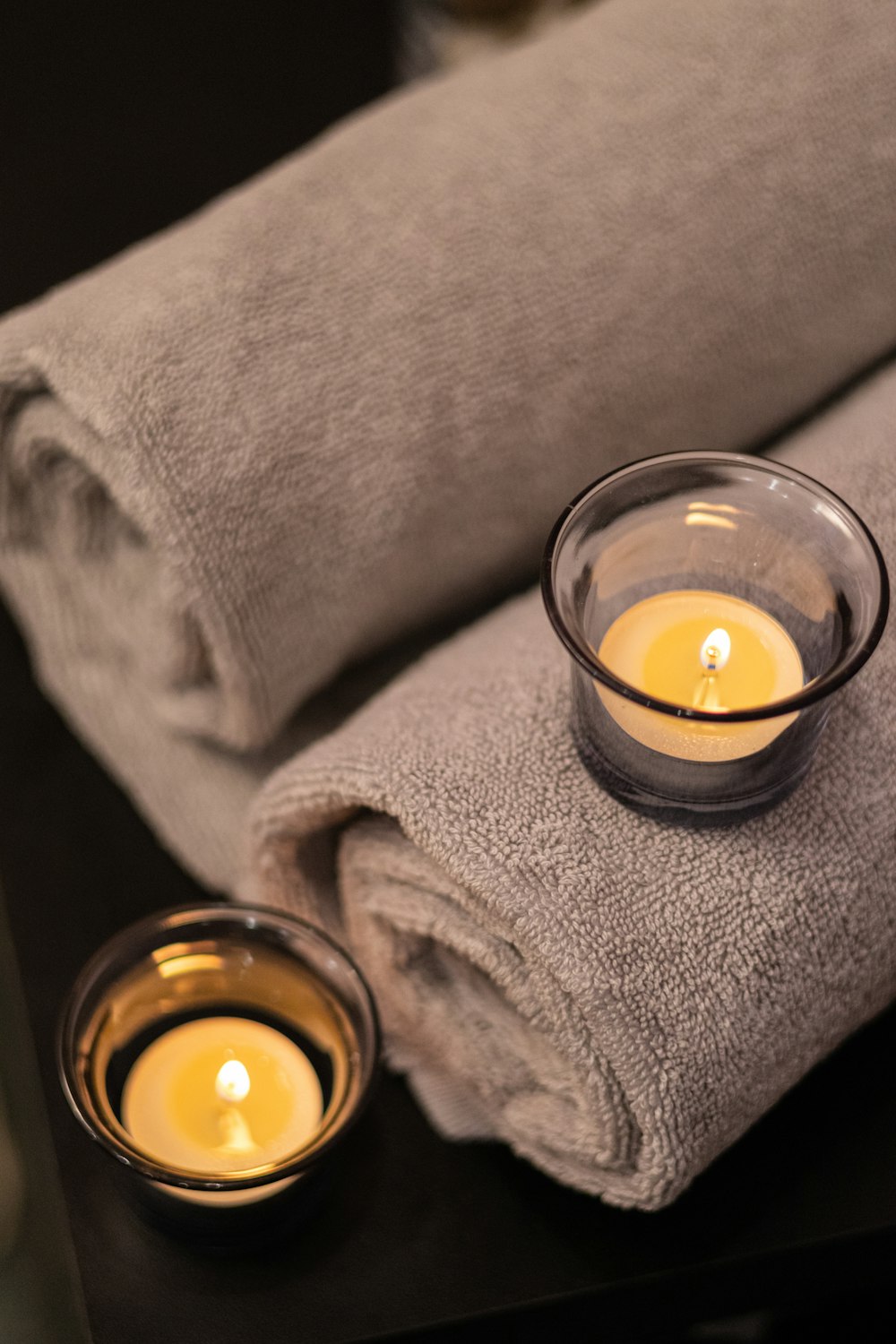 Serviettes moelleuses et bougies pour une ambiance zen